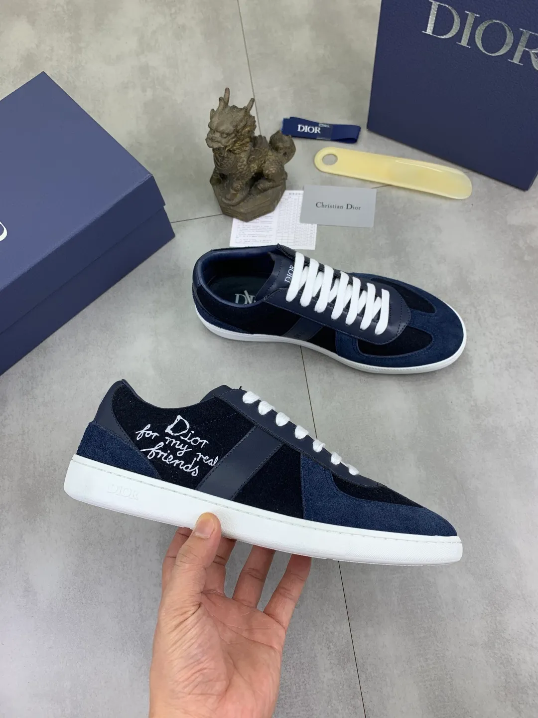 Men's shoes 💰P380 New Dior B01 moral training shoes, white first-layer cowhide, original molded outsole. New to the fall collection, this sneaker marks the return of a Dior classic, reinterpreted in a stylish and elegant silhouette. Crafted from white smooth first-grain cowhide with a tonal silk sheepskin lining, it features the Dior logo on the tongue and inner sides, and a CD icon on the heel. Paired with Tpu anti-slip soles of the same color, it can be matched with various styles to create a sophisticated look.  Code number: 38-44